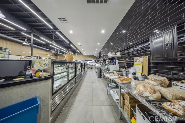 15602 Ventura Boulevard, Encino CA: https://media.crmls.org/medias/9df024d9-b323-45b0-8a6f-c9b6c26855a0.jpg