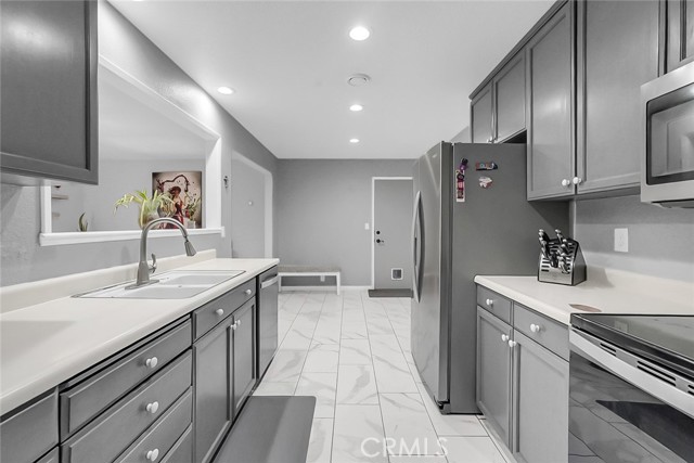 Detail Gallery Image 6 of 33 For 3716 Georgeann, Ceres,  CA 95307 - 3 Beds | 2 Baths