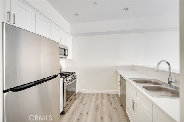 Detail Gallery Image 9 of 19 For 14526 Hartland St #106,  Van Nuys,  CA 91405 - 2 Beds | 2 Baths