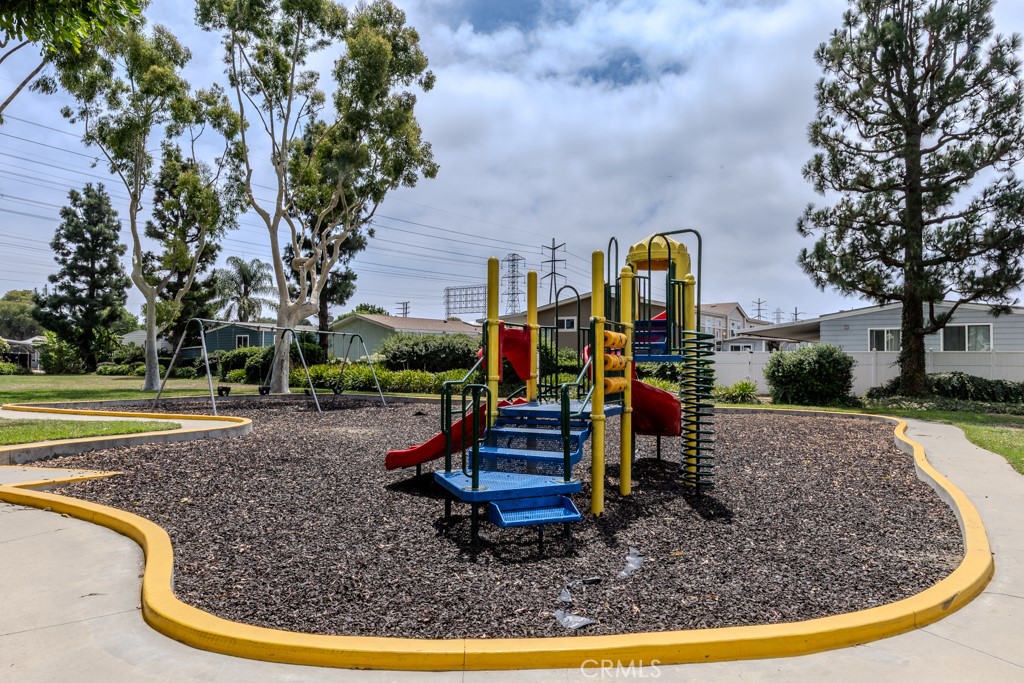 https://media.crmls.org/medias/9df3572a-ee02-4d78-8965-c5b456963827.jpg?preset=X-Large