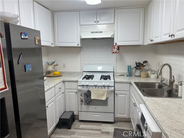 219 E Maple Street, Glendale CA: https://media.crmls.org/medias/9df3b38e-6ef5-438c-b1e3-dca670bce1ec.jpg