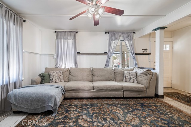 435 S Palm Avenue, Santa Paula CA: https://media.crmls.org/medias/9df7285b-ae48-410f-8d2d-812d83d89b57.jpg
