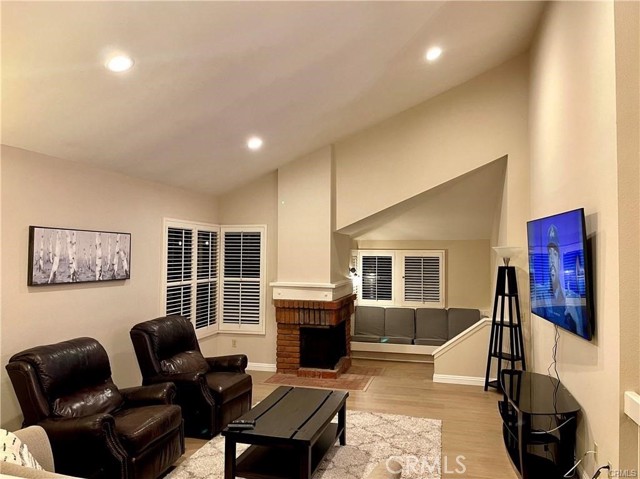 Detail Gallery Image 2 of 30 For 17 Fallbrook, Irvine,  CA 92604 - 3 Beds | 2 Baths