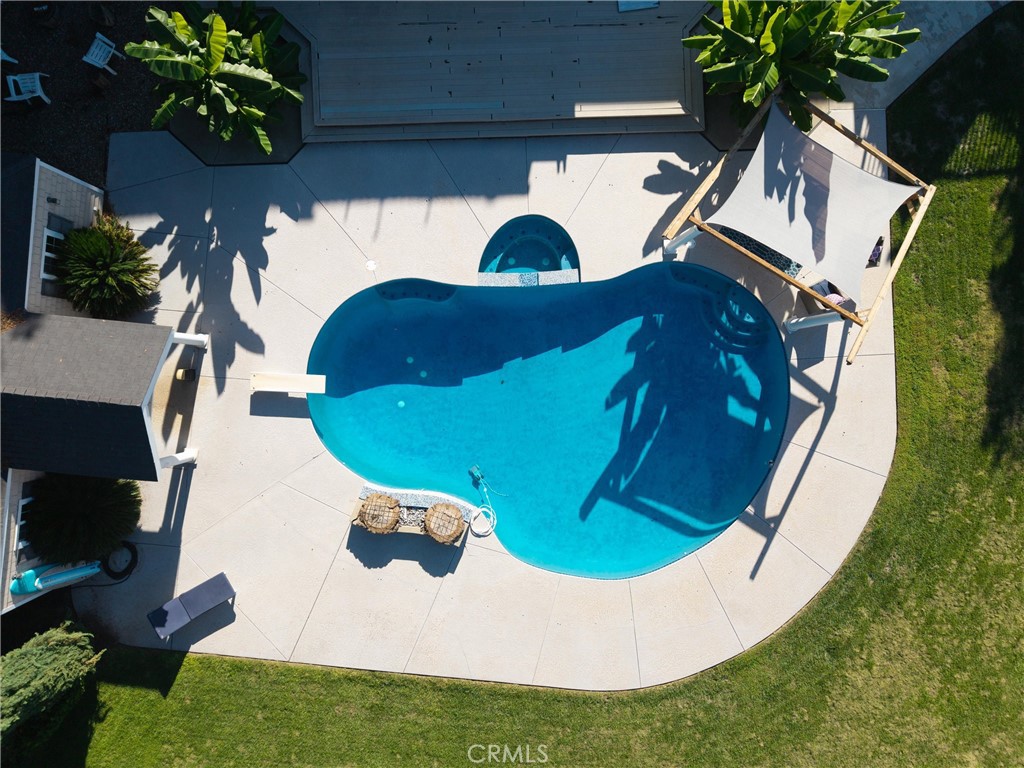 https://media.crmls.org/medias/9df84398-6d88-4cdd-af75-2ff5fc46c0ca.jpg?preset=X-Large