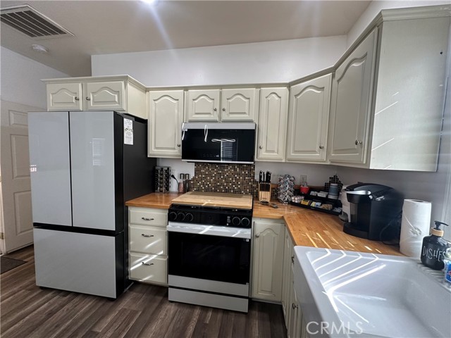 Detail Gallery Image 2 of 30 For 15124 Acacia, –,  CA 93222 - 4 Beds | 3 Baths