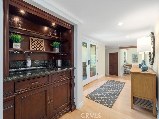 Entryway wet bar