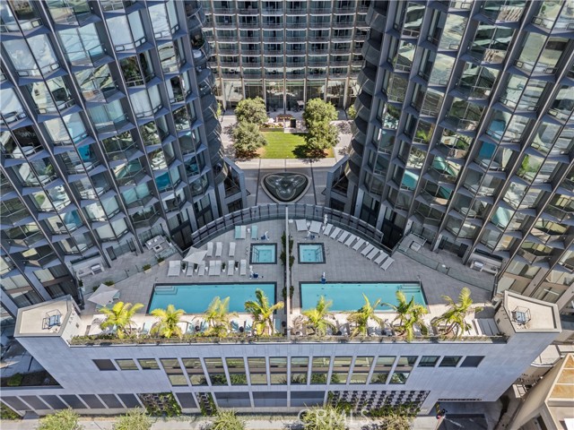 211 W Elm Court, Los Angeles CA: https://media.crmls.org/medias/9dffa3d2-d70b-459f-ba1f-9ce432c6b793.jpg