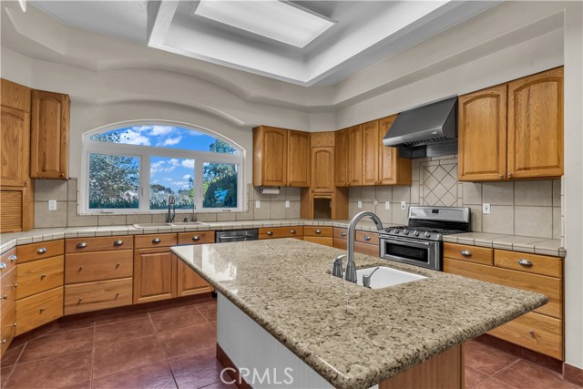 Detail Gallery Image 8 of 34 For 10234 10234 Clover Dr, Oak Hills,  CA 92344 - 4 Beds | 4 Baths