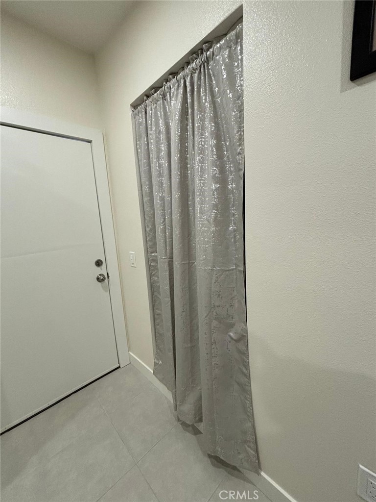 https://media.crmls.org/medias/9e00d453-b6f0-46e7-b789-e1f4095db01c.jpg?preset=X-Large