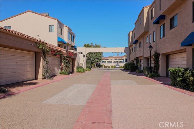 Detail Gallery Image 4 of 59 For 16476 Bordeaux Ln #214,  Huntington Beach,  CA 92649 - 2 Beds | 2 Baths