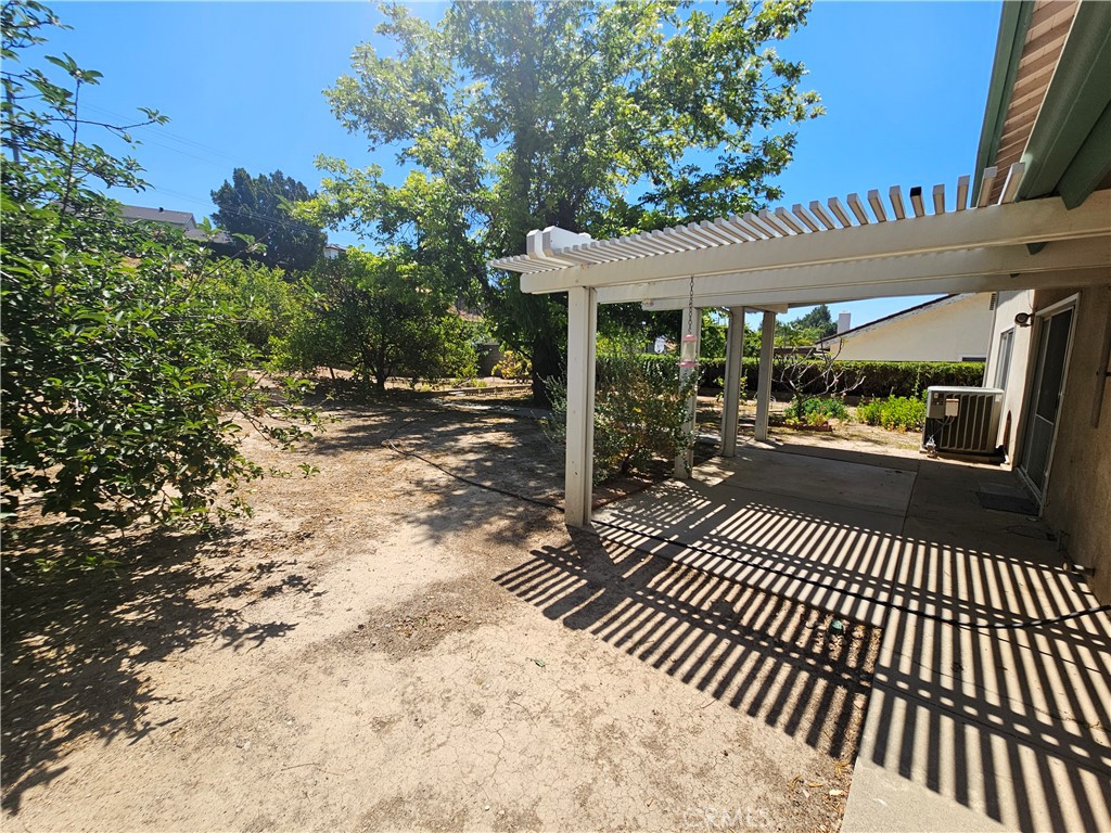 https://media.crmls.org/medias/9e03fd64-6600-4908-8da0-a6250a3065af.jpg?preset=X-Large