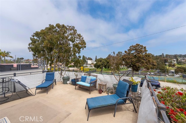 717 Juanita Avenue, Redondo Beach, California 90277, 3 Bedrooms Bedrooms, ,1 BathroomBathrooms,Residential,Sold,Juanita,SB23072511