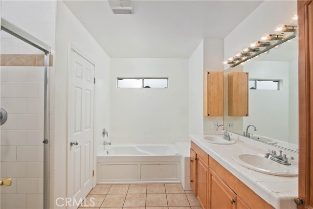 Detail Gallery Image 22 of 31 For 17420 Collins St, Encino,  CA 91316 - 3 Beds | 3 Baths