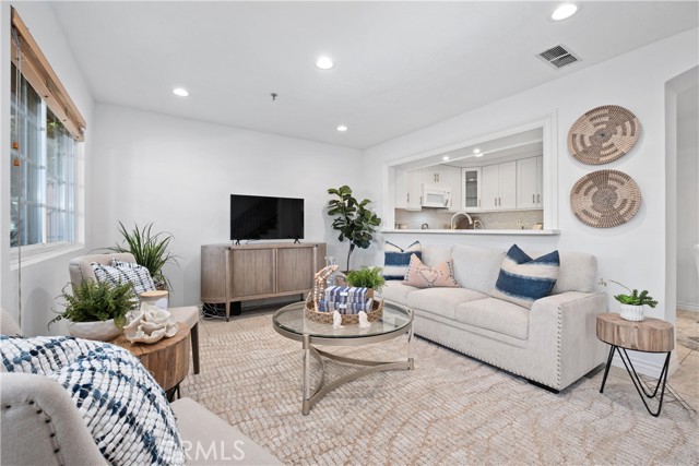409 Utica Avenue, Huntington Beach CA: https://media.crmls.org/medias/9e0c7cd9-dc2c-4299-a12e-11e774208316.jpg