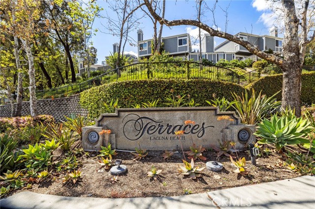 Detail Gallery Image 2 of 22 For 407 San Nicholas Ct, Laguna Beach,  CA 92651 - 2 Beds | 2/1 Baths
