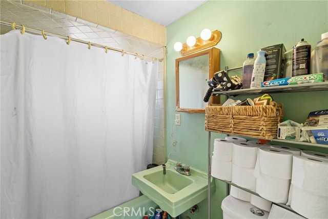 7726 Blanchard Avenue, Fontana CA: https://media.crmls.org/medias/9e1305ff-3baf-486d-a625-e2d937fd3a34.jpg