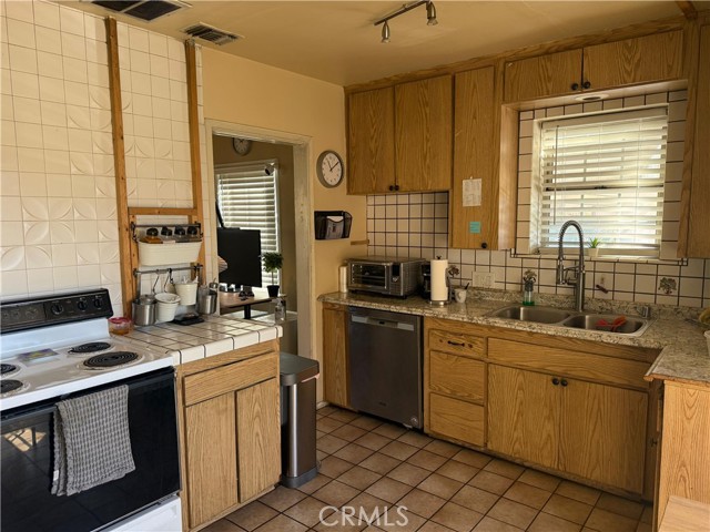 Detail Gallery Image 7 of 14 For 416 Oakdale Dr, Claremont,  CA 91711 - 4 Beds | 2 Baths