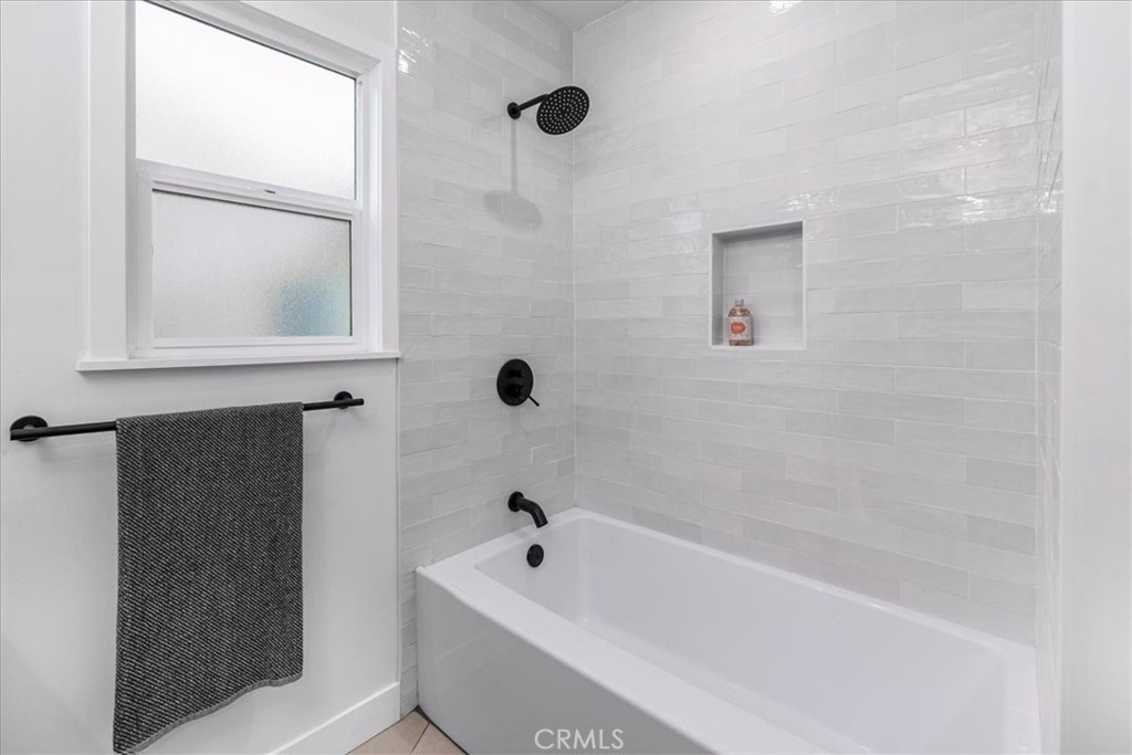 https://media.crmls.org/medias/9e1904e2-d728-4f7d-b9b2-16a454aa36de.jpg?preset=X-Large