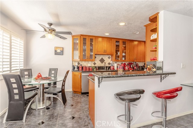 Detail Gallery Image 10 of 27 For 18730 Hatteras St #2,  Tarzana,  CA 91356 - 3 Beds | 2/1 Baths