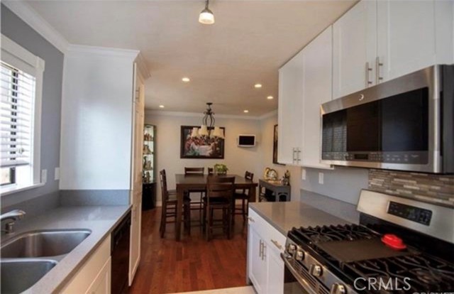 Detail Gallery Image 6 of 41 For 6912 Remmet Ave #5,  Canoga Park,  CA 91303 - 2 Beds | 2/1 Baths