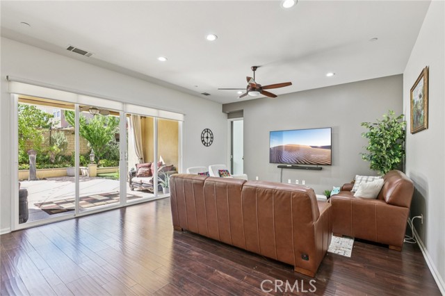 27631 Camellia Drive, Saugus CA: https://media.crmls.org/medias/9e1c57b4-b517-4c3b-9972-b7f87c15b7f6.jpg
