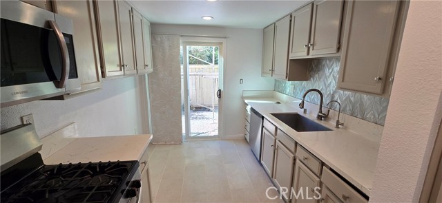 Detail Gallery Image 11 of 38 For 18169 Andrea Cir #1,  Northridge,  CA 91325 - 3 Beds | 2/1 Baths