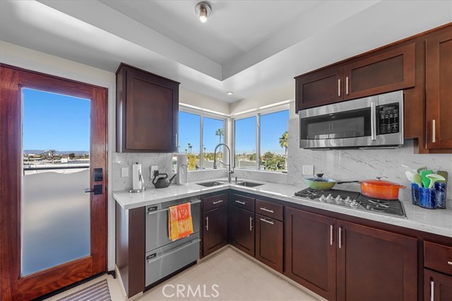 Detail Gallery Image 9 of 27 For 760 Manhattan Beach Blvd #B,  Manhattan Beach,  CA 90266 - 3 Beds | 3 Baths