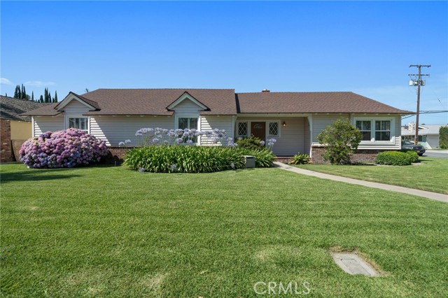 Beatiful, pool home located in Northeast Downey