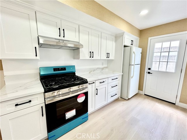 Detail Gallery Image 10 of 23 For 16501 Rhone Ln, Huntington Beach,  CA 92647 - 4 Beds | 2 Baths
