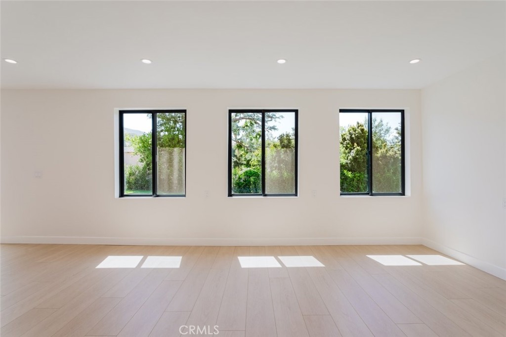 https://media.crmls.org/medias/9e292405-f7b2-4779-b496-bca2a212b6e3.jpg?preset=X-Large
