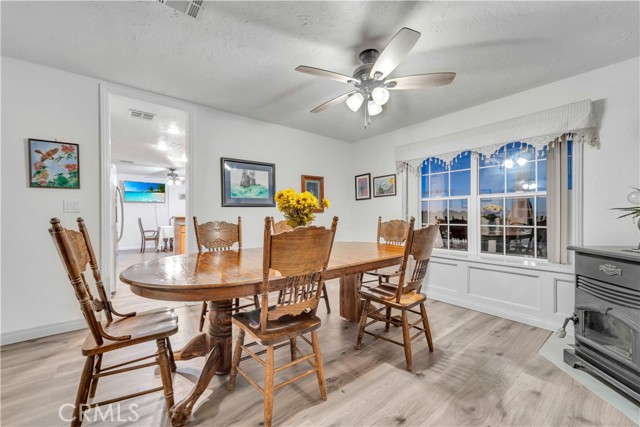 24261 Jacaranda Drive, Tehachapi CA: https://media.crmls.org/medias/9e2b31f5-bebc-4220-877e-1af431ddd274.jpg