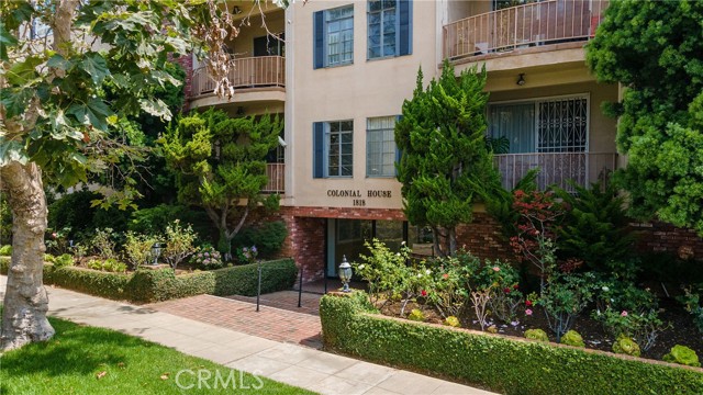 Well maintained condo building in Westwood area.