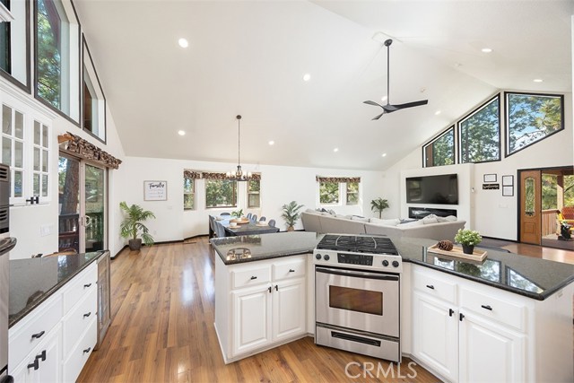 39607 Forest Road, Big Bear Lake CA: https://media.crmls.org/medias/9e314379-8ec7-4ce1-8f3d-cf6bfd4d1db7.jpg