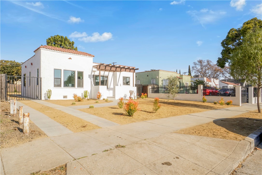 Detail Gallery Image 1 of 39 For 3521 60th St, Los Angeles,  CA 90043 - 3 Beds | 3 Baths