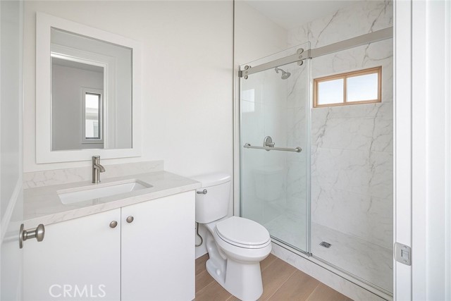 Detail Gallery Image 8 of 15 For 1350 E 8th, Long Beach,  CA 90813 - 5 Beds | 3 Baths