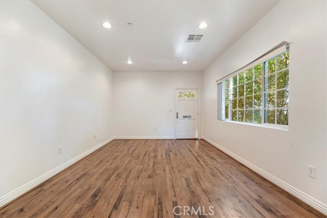 Detail Gallery Image 3 of 19 For 637 N. Fairview St #102,  Burbank,  CA 91505 - 3 Beds | 2/1 Baths