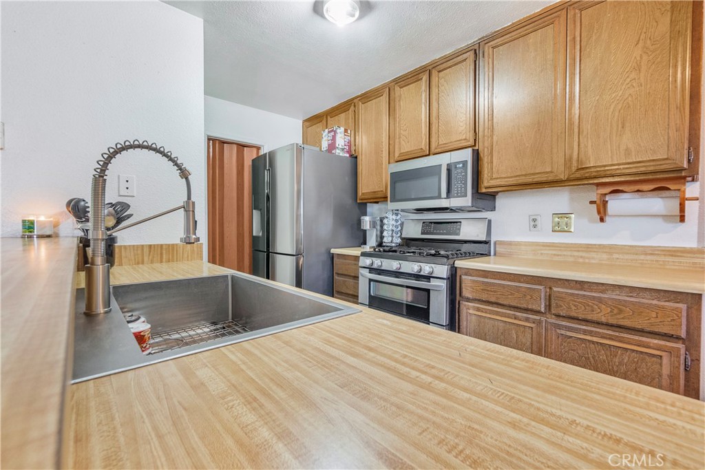 https://media.crmls.org/medias/9e408454-3d6b-4f5a-ae5b-74e3ed09ceed.jpg?preset=X-Large