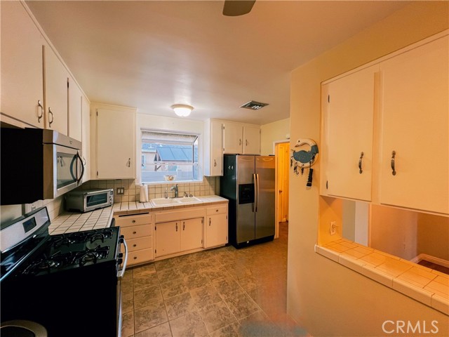 Detail Gallery Image 7 of 10 For 11212 Dempsey Ave, Granada Hills,  CA 91344 - 3 Beds | 2 Baths