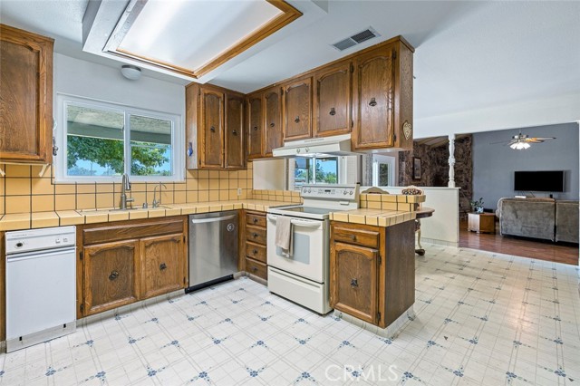 Detail Gallery Image 8 of 22 For 10858 N Armstrong Ave, Clovis,  CA 93619 - 3 Beds | 3 Baths