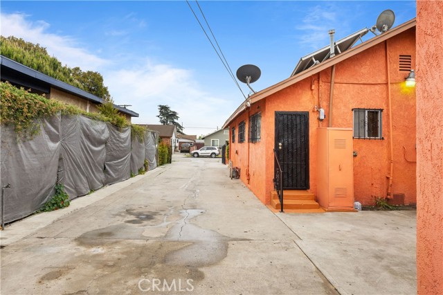 157 E 70th Street, Los Angeles CA: https://media.crmls.org/medias/9e42d2e8-b9a3-4420-a534-62f9b3a2cf1a.jpg