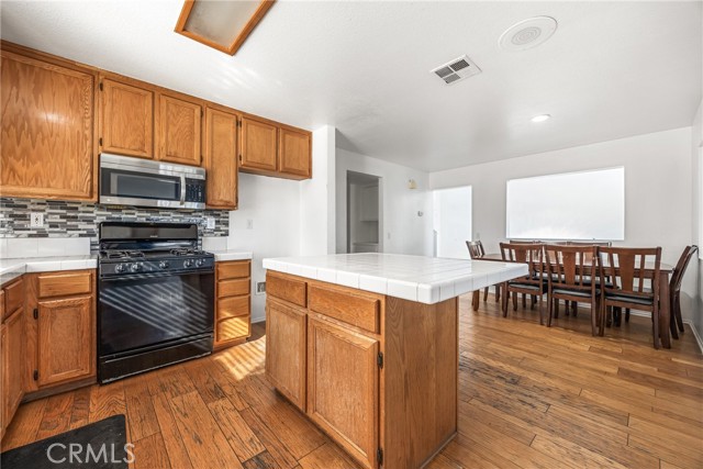 Detail Gallery Image 5 of 37 For 8541 Dove Creek, Hesperia,  CA 92344 - 4 Beds | 3 Baths