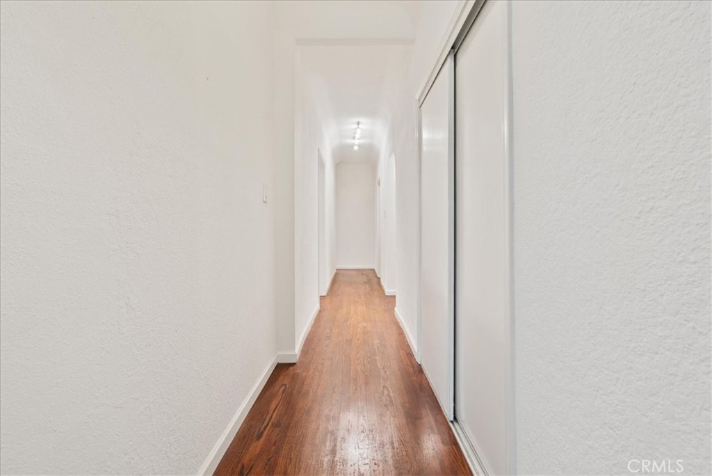 https://media.crmls.org/medias/9e464794-84f7-4d94-945f-cae8d4561617.jpg?preset=X-Large
