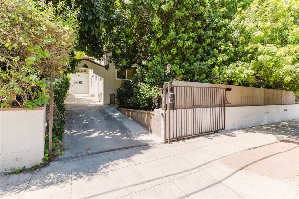 11036 Fruitland
