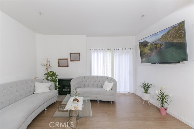 Detail Gallery Image 6 of 22 For 450 W Dryden St #104,  Glendale,  CA 91202 - 2 Beds | 2 Baths
