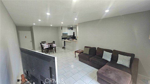 Detail Gallery Image 6 of 29 For 17900 Sherman Way #226,  Reseda,  CA 91335 - 1 Beds | 1 Baths