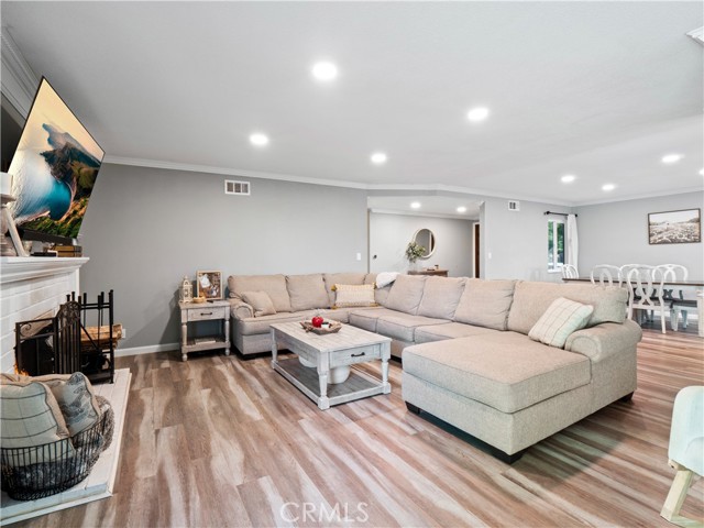 896 Moffatt Circle, Simi Valley CA: https://media.crmls.org/medias/9e50ad6d-0cd1-4f14-84e4-8e2da1db1c46.jpg