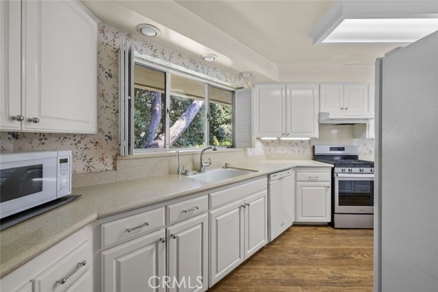 Detail Gallery Image 11 of 33 For 1530 Kenmore Rd, Pasadena,  CA 91106 - 3 Beds | 3 Baths