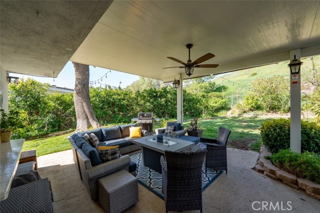27093 Esward Drive, Calabasas CA: https://media.crmls.org/medias/9e50f37c-f1fe-4c3b-91d4-0ed5f12c6476.jpg