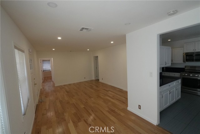 Detail Gallery Image 2 of 11 For 19103 Erwin St, Tarzana,  CA 91335 - 3 Beds | 2 Baths