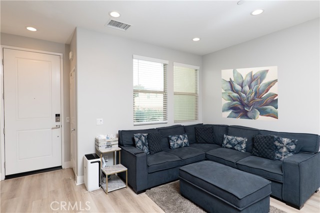 Detail Gallery Image 10 of 36 For 4260 Powell Way #115,  Corona,  CA 92883 - 3 Beds | 2/1 Baths